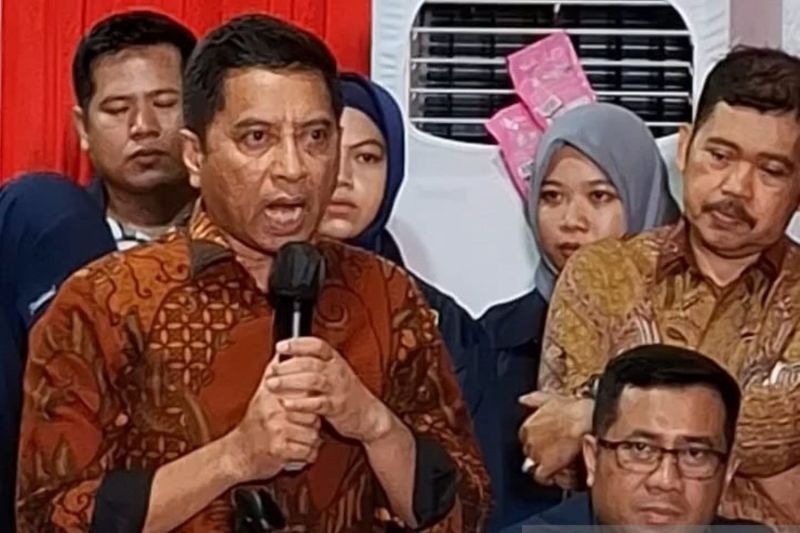 Rektor Universitas Islam Negeri (UIN) Alauddin Makassar Prof Hamdan Juhannis Rektor Universitas Islam Negeri (UIN) Alauddin Makassar Prof Hamdan Juhannis (kiri) menyampaikan keterangan saat rilis pengungkapan kasus uang palsu (Upal) di Mappolres Gowa, Sulawesi Selatan, Kamis (19/12/2024). ANTARA/Darwin Fatir.