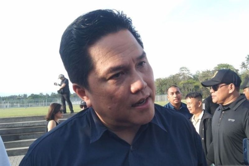 Ketua Umum PSSI Erick Thohir diwawancarai awak media sela menerima dukungan sponsor salah satu merek ponsel untuk Timnas Indonesia di Bali United Training Center, Kabupaten Gianyar, Bali, Sabtu (23/11/2024). (ANTARA/Dewa Ketut Sudiarta Wiguna.)
