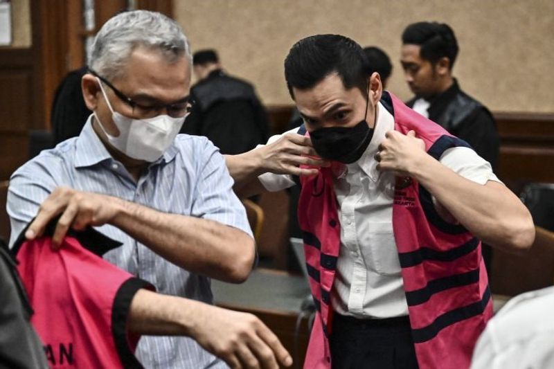 Dua terdakwa kasus dugaan korupsi tata niaga komoditas timah, Harvey Moeis dan Reza Andriansyah Dua terdakwa kasus dugaan korupsi tata niaga komoditas timah di wilayah izin usaha pertambangan (IUP) PT Timah tahun 2015-2022 Harvey Moeis (kanan) dan Reza Andriansyah (kiri) mengenakan rompi tahanan usai menjalani sidang putusan di Pengadilan Tipikor, Jakarta, Senin (23/12/2024). ANTARA FOTO/Aprillio Akbar/tom.\