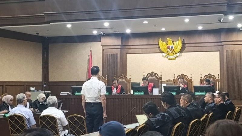 Terdakwa Harvey Moeis Terdakwa Harvey Moeis selaku perpanjangan tangan PT Refined Bangka Tin (RBT) berdiri untuk mendengarkan pembacaan amar putusan Majelis Hakim di Pengadilan Tindak Pidana Korupsi Jakarta, Senin (23/12/2024). (ANTARA/Agatha Olivia Victoria)