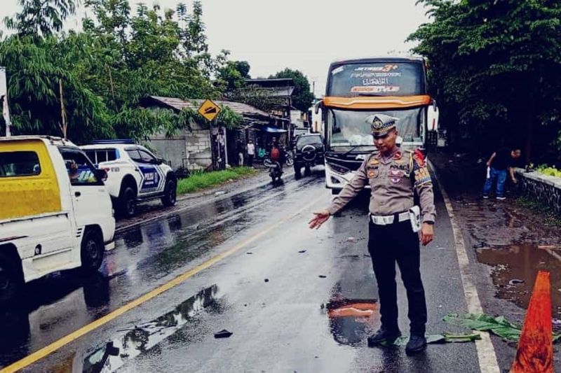 Pol-Laka-Ibu-Hamil Personel Satlantas Polres Sukabumi menunjukan lokasi kecelakaan yang menewaskan seorang ibu hamil di Jalan Raya Sukabumi-Bogor, tepatnya di Kampung Ongkrak, Desa Pamuruyan, Kecamatan Cibadak, Kabupaten Sukabumi, Jabar pada Senin (23/12/2024). ANTARA/Aditya A Rohman