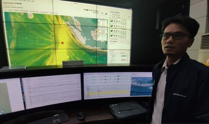 WhatsApp-Image-2024-12-26-at-05 23 40-5 Muhaimin, seismolog sekaligus supervisi operator Tsunami Early Warning System Indonesia (Ina-TEWS) Badan Meteorologi, Klimatologi dan Geofisika (BMKG) menunjukkan cara kerja pendeteksian gempa bumi dan analisis potensi tsunami (ANTARA/M Riezko Bima Elko Prasetyo)