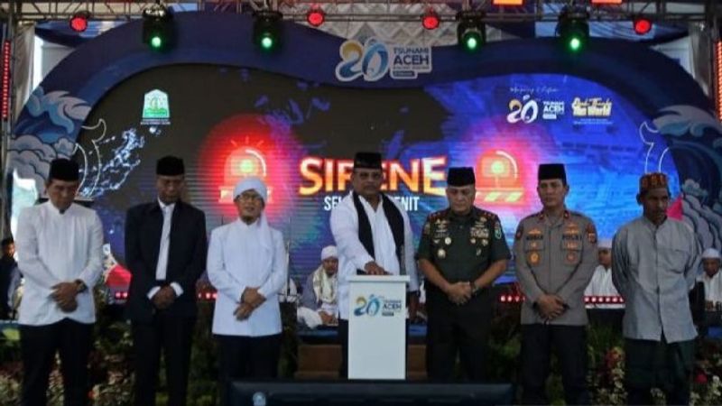 peringatan 20 tahun bencana Tsunami Aceh Sejumlah umat muslim menghadiri kegiatan zikir dan berdoa pada peringatan 20 tahun bencana Tsunami di Masjid Raya Baiturrahman, Banda Aceh, Aceh, Kamis (26/12/2024). (ANTARA FOTO/Ampelsa)