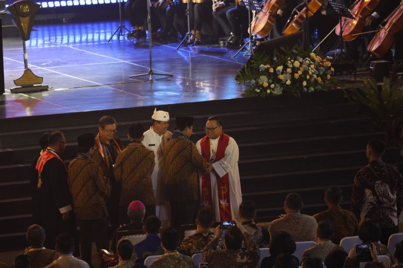 Ketua Presidium Konferensi Waligereja Indonesia (KWI) Mgr. Antonius Subianto Bunjamin Ketua Presidium Konferensi Waligereja Indonesia (KWI) Mgr. Antonius Subianto Bunjamin saat bersalaman dengan Presiden Prabowo Subianto di agenda Perayaan Natal Nasional 2024 di Indonesia Arena, GBK, Jakarta, Sabtu (28/12/2024). (ANTARA/HO-Tim Media Presiden Prabowo)
