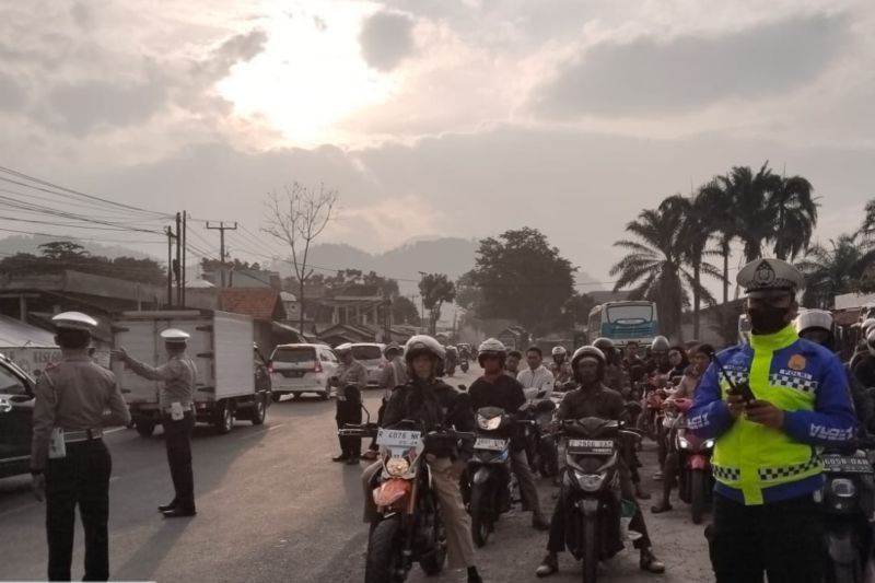 Polisi memberlakukan satu arah di Jalan Nasional Limbangan, Kabupaten Garut, Jawa Barat, Minggu (29/12/2024) petang. ANTARA/HO-Satuan Lalu Lintas Polres Garut