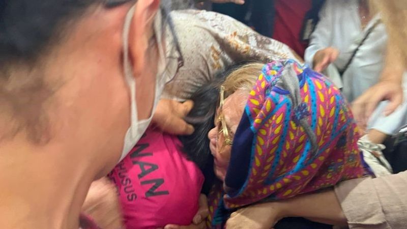 Ibunda terdakwa Helena Lim, Hoa Lien Ibunda terdakwa Helena Lim, Hoa Lien memeluk sang anak usai sidang putusan majelis hakim terkait kasus korupsi timah di Pengadilan Tipikor Jakarta, Senin (30/12/2024). (ANTARA/Agatha Olivia Victoria)
