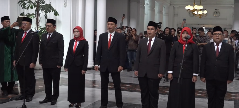 311224-SS Pelantikan KPID Jabar1 Anggota Komisi Penyiaran Indonesia Daerah Provinsi Jawa Barat (KPID Jabar) periode 2024-2027 yang baru dilantik terdiri dari Achmad Abdul Basith, Adiyana Slamet, Almadina Rakhmaniar, Dadan Hendaya, Jalu P. Priambodo, Dede Kania, dan Lukman Munawar Fauzi. IVOOX.ID/tangkapan layar Youtube Humas Jabar