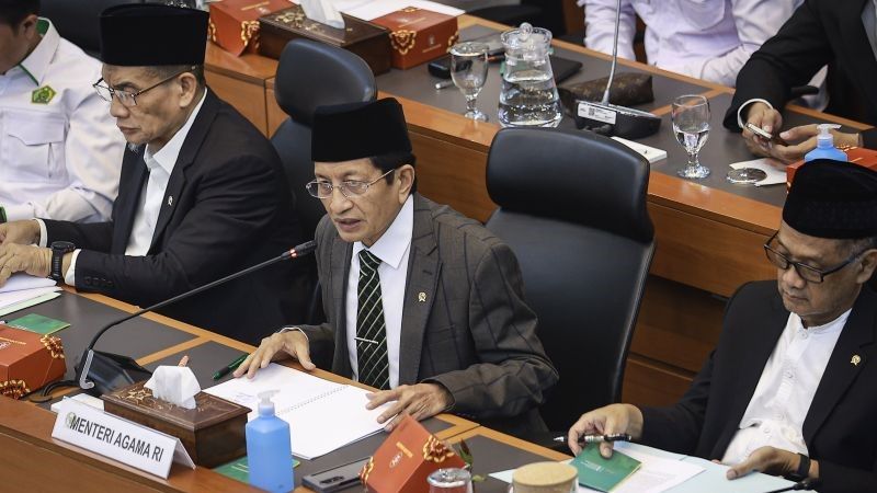 Menteri Agama Nasaruddin Umar Arsip - Menteri Agama Nasaruddin Umar (tengah) saat menyampaikan paparan didampingi Wakil Menteri Agama Romo H. R. Muhammad Syafii (kiri) dan Kepala Badan Penyelenggara Haji (BP Haji) Mochamad Irfan Yusuf (kanan) pada rapat kerja dengan Komisi VIII DPR di Kompleks Parlemen, Senayan, Jakarta, Senin (30/12/2024). ANTARA FOTO/Dhemas Reviyanto.