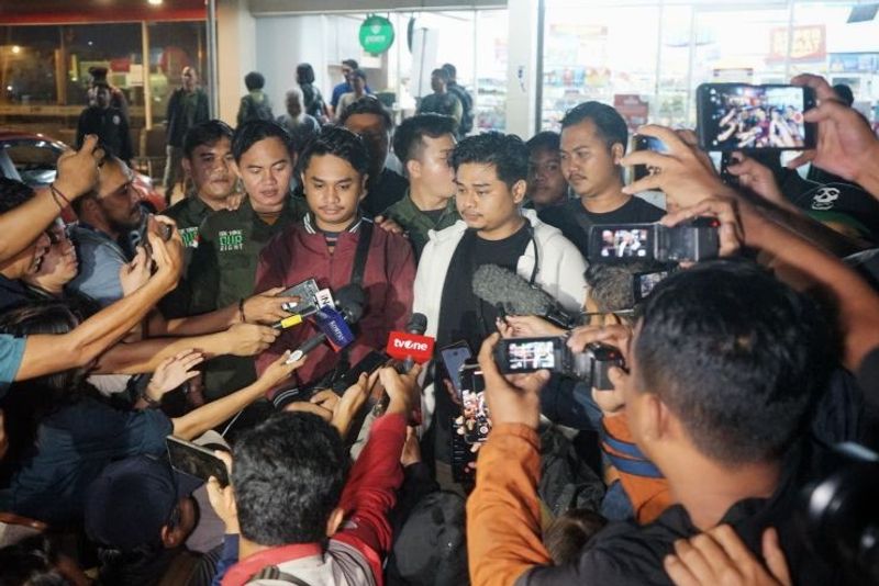 Keluarga korban penembakan bos rental di Rest Area Km 45 setelah rekonstruksi Keluarga korban penembakan bos rental di Rest Area Km 45, Tol Tangerang-Merak, Banten, memberikan keterangan pers usai menghadiri gelaran rekonstruksi, Sabtu (11/1/2025) dini hari. ANTARA/Azmi Syamsul Ma'arif