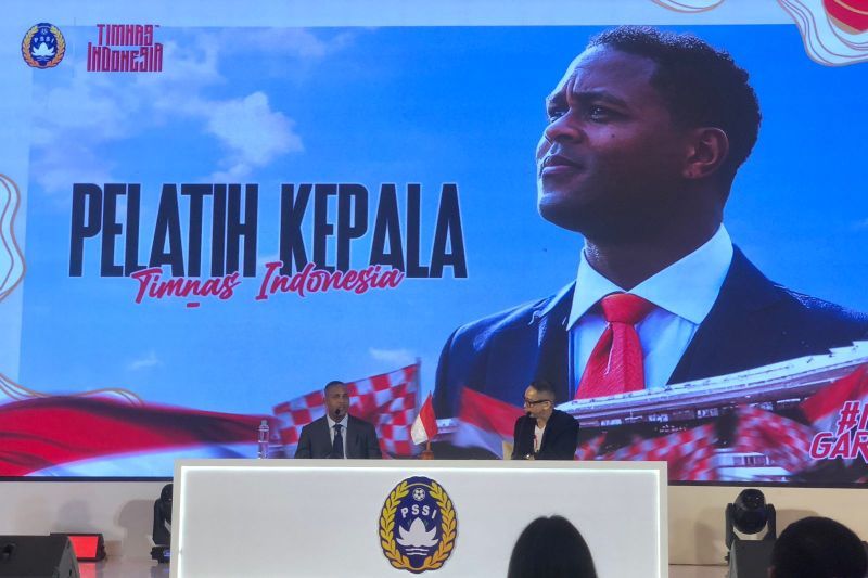 Patrick Kluivert (kiri) pada jumpa pers perkenalannya menjadi pelatih timnas Indonesia di Hotel Mulia, Jakarta, Minggu (12/1/2025). (ANTARA/Zaro Ezza Syachniar)