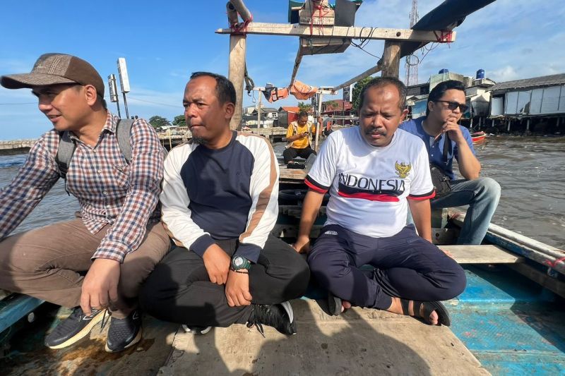 Anggota Komisi IV DPR RI Johan Rosihan Anggota Komisi IV DPR RI Johan Rosihan (kedua kanan) saat melakukan inspeksi mendadak (sidak) ke lokasi pemagaran laut di wilayah pesisir Tangerang, Banten, Rabu (8/1/2025). (ANTARA/HO-PKS)