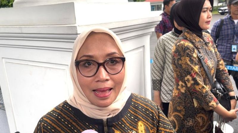 Menteri Pemberdayaan Perempuan dan Perlindungan Anak (PPPA) Arifah Fauzi Menteri Pemberdayaan Perempuan dan Perlindungan Anak (PPPA) Arifah Fauzi memberikan keterangan di Istana Kepresidenan Jakarta, Selasa (14/1/2025). (ANTARA/Aria Cindyara)