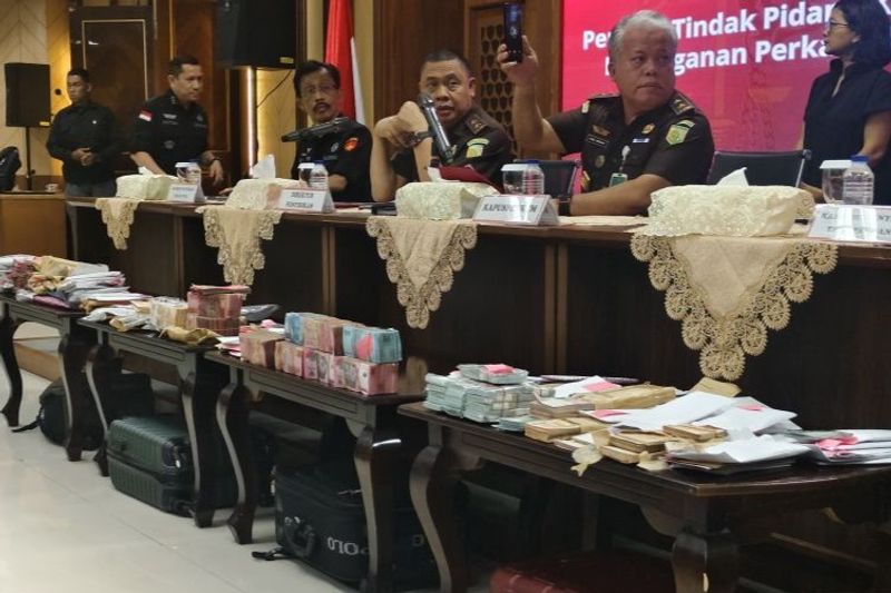 Barang bukti uang milik tersangka kasus suap terkait vonis bebas Ronald Tannur, Rudi Suparmono, ditunjukkan dalam konferensi pers di Gedung Kejaksaan Agung, Jakarta, pada Selasa (14/1/2025). (ANTARA/Nadia Putri Rahmani)