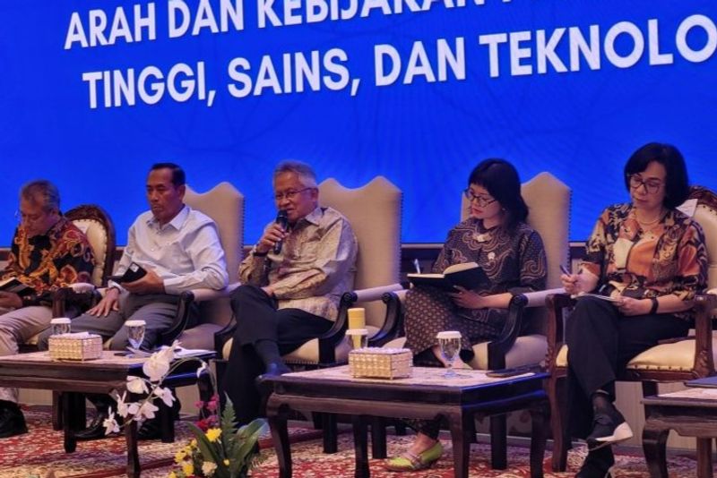 Wakil Menteri Pendidikan Tinggi, Sains, dan Teknologi (Wamendiktisaintek) Stella Christie Wakil Menteri Pendidikan Tinggi, Sains, dan Teknologi (Wamendiktisaintek) Stella Christie (kedua kanan) dan Menteri Pendidikan Tinggi, Sains dan Teknologi (Mendiktisaintek) Satryo Soemantri Brodjonegoro (tengah), dalam Taklimat Media Kemdiktisaintek di Jakarta, Jumat (3/1/2025). (ANTARA/Sean Filo Muhamad)