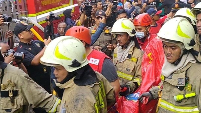 Petugas pemadam kebakaran mengevakuasi jenazah korban kebakaran Glodok Plaza Petugas pemadam kebakaran mengevakuasi jenazah korban kebakaran Glodok Plaza, Tamansari, Jakarta Barat menuju Rumah Sakit Polri, Kramat Jati, Jakarta Timur, Kamis (16/1/2025). ANTARA/Risky Syukur