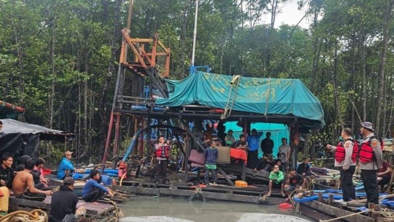 Peronel Polairud Polres Bangka menghentikan paksa aktivitas penambangan biji timah tanpa izin Ilustrasi - Peronel Polairud Polres Bangka menghentikan paksa aktivitas penambangan biji timah tanpa izin di Dusun Mengkubung Bangka, Jumat (20/12). ANTARA/babel.antaranews.com