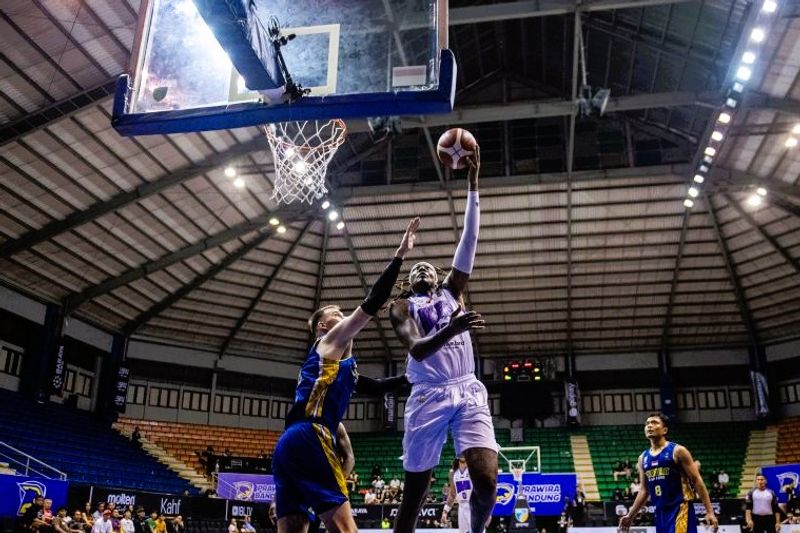 Pebasket Tangerang Hawks Basketball Club Jarred Dwayne Shaw (kanan) melakukan lay up dibayangi pebasket Prawira Bandung Norbertas Giga (kiri) dalam pertandingan IBL 2025 di C-tra Prawira Arena, Bandung, Jawa Barat, Jumat (24/1/2025). ANTARA FOTO/M Agung Rajasa/tom.