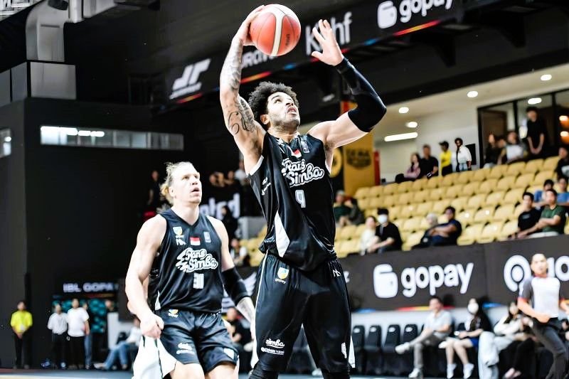 Pemain Rans Simba Bogor Aaron Fuller mencetak poin dalam laga lanjutan Week 2 regular season IBL GoPay 2025  melawan Dewa United Banten di Dewa United Arena, Tangerang, Banten, Minggu (19/1/2025). (ANTARA/HO-IBL)