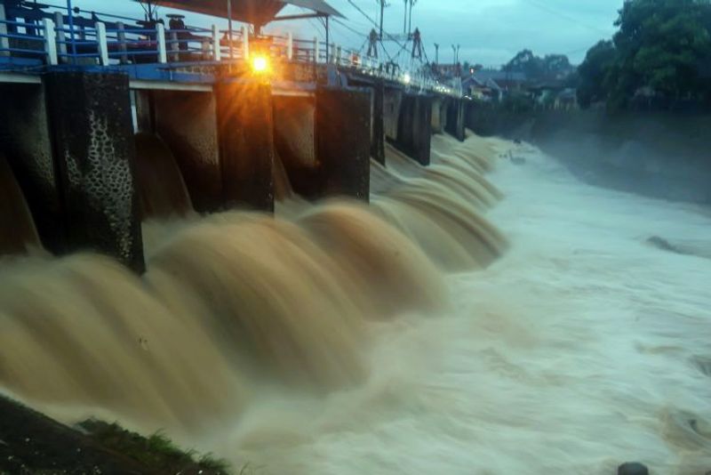 Kondisi debit air yang mengalir deras di Bendung Katulampa, Kota Bogor, Jawa Barat, Selasa (28/1/2025). Hujan deras yang melanda kawasan Puncak, Bogor, Jawa Barat, mengakibatkan debit Sungai Ciliwung meluap. Bendung Katulampa Bogor mencatat tinggi muka air (TMA) Sungai Ciliwung mencapai 100 centimeter dengan status siaga tiga banjir untuk wilayah Jakarta. ANTARA FOTO/Yulius Satria Wijaya/nz.