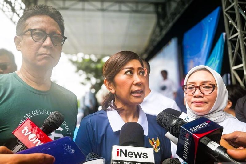 Menkes Budi Gunadi Sadikin, Menteri Komdigi Meutya Hafid, dan Menteri PPA Arifatul Choiri Fauzi Menteri Kesehatan Budi Gunadi Sadikin (kiri), Menteri Komunikasi dan Digital Meutya Hafid (tengah), dan Menteri Pemberdayaan Perempuan dan Perlindungan Anak Arifatul Choiri Fauzi (kanan) melakukan wawancara dengan awak media di Jakarta, Minggu (2/2/2025). (ANTARA/Pamela Sakina)