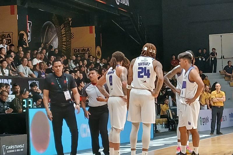 Pelatih Tangerang Hawks Basketball, Antonius Joko Endratmo (kiri) memberikan protes kepada wasit pemimpin pertandingan antara Dewa United vs Tangegang Hawks pada laga lanjutan IBL 2025 di Dewa United Arena, Kabupaten Tangerang, Sabtu malam (8/2).(Azmi Samsul Maarif)