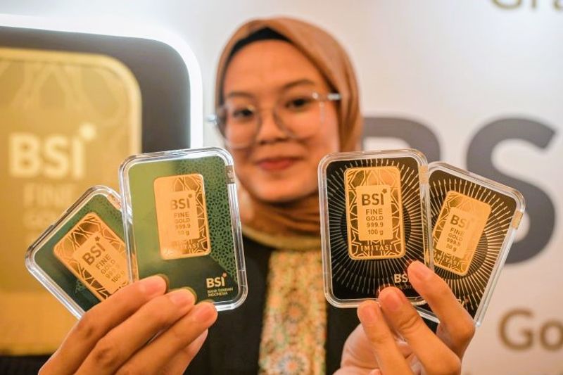 Seorang model menunjukkan replika emas batangan BSI saat peluncuran BSI Gold di Jakarta, Kamis (28/11/2024). PT Bank Syariah Indonesia bekerja sama dengan produsen emas PT Hartadinata Abadi Tbk meluncurkan BSI Gold yang merupakan logam emas batangan eksklusif berlogo BSI dengan karatase 99,99 persen dengan memiliki standar SNI dan telah memperoleh rekomendasi Kesesuaian Syariah dari MUI yang dapat dimiliki masyarakat melalui produk BSI Cicil Emas. ANTARA FOTO/Fauzan/aww. (ANTARA FOTO/FAUZAN)