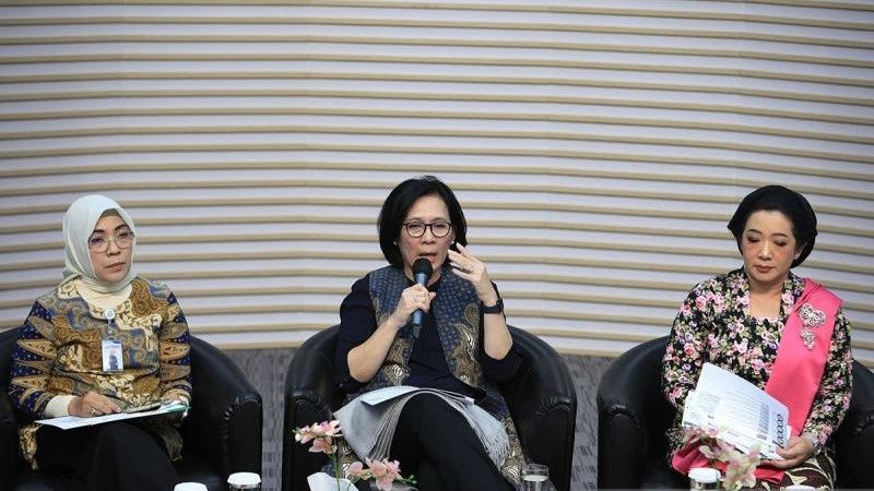 Deputi Kepala BPKP Bidang Investigasi Agustina Arumsari Inspektur Jenderal Kementerian Kesehatan Murti Utami (tengah) bersama Deputi Kepala BPKP Bidang Investigasi Agustina Arumsari (kanan) dan Direktur Jaminan Pelayanan Kesehatan BPJS Kesehatan Lily Kresnowati (kiri) berbicara dalam diskusi di Gedung Merah Putih KPK, Jakarta, Rabu (24/7/2024). ANTARA FOTO/Reno Esnir/app/foc. (ANTARA FOTO/RENO ESNIR/RENO ESNIR)