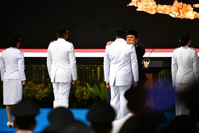 Pelantikan-Kepala-Daerah-di-Istana-Kepresidenan-200225-gp-6 Presiden Prabowo Subianto (kedua kanan) menyematkan tanda pangkat kepada perwakilan kepala daerah terpilih saat pelantikan di komplek Istana Kepresidenan, Jakarta, Kamis (20/2/2025). Presiden Prabowo Subianto melantik 961 kepala daerah yang terdiri dari 33 gubernur dan 33 wakil gubernur, 363 bupati, 362 wakil bupati, 85 wali kota, dan 85 wakil wali kota dalam upacara tersebut. ANTARA FOTO/Galih Pradipta/foc.