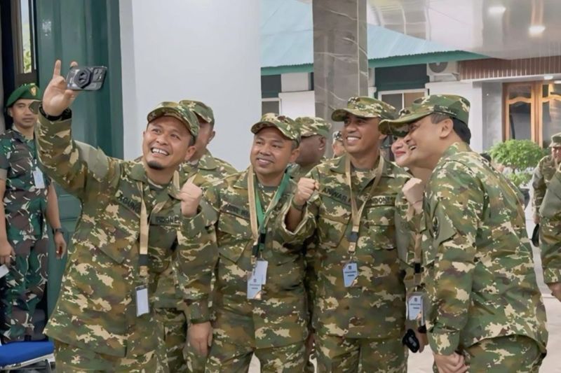 Gubernur Riau terpilih Abdul Wahid Gubernur Riau terpilih Abdul Wahid, bersama sejumlah kepala daerah se-Riau, serta daerah lain di Indonesia itu, mengikuti retret (pembekalan) di Akademi Militer Magelang, Jumat (21/2/2025). ANTARA/HO-Humas Pemprov Riau.