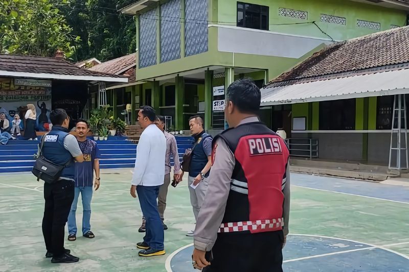 Kepolisian Resor Cimahi saat menggelar olah tempat kejadian perkara kasus kematian siswa SMK Kepolisian Resor Cimahi saat menggelar olah tempat kejadian perkara kasus kematian siswa SMK usai melakukan pentas seni di Kabupaten Bandung Barat, Jawa Barat. (ANTARA/HO-Polres Cimahi)