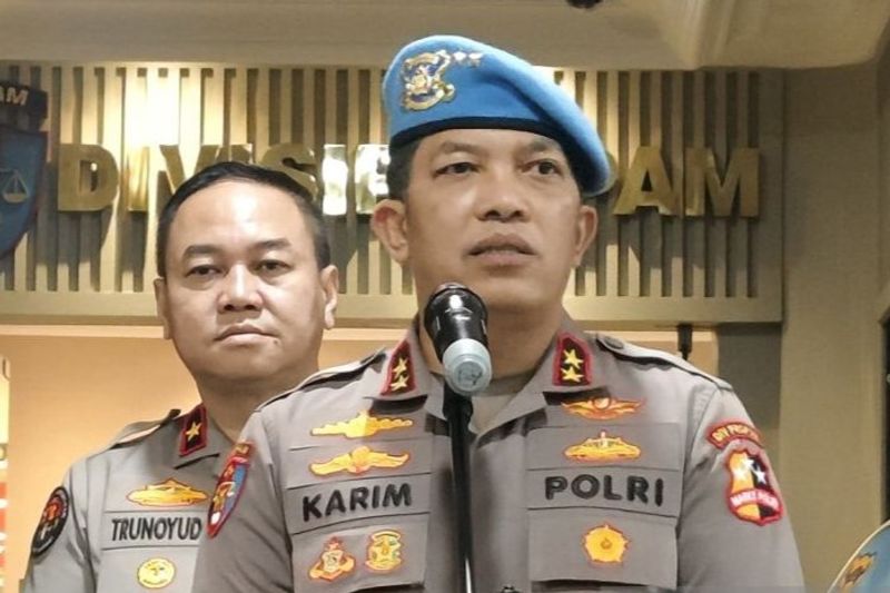 Kadiv Propam Polri Irjen Pol. Abdul Karim berbicara dengan awak media di Gedung Mabes Polri, Jakarta, Selasa (24/12/2024). ANTARA/Nadia Putri Rahmani/aa.
